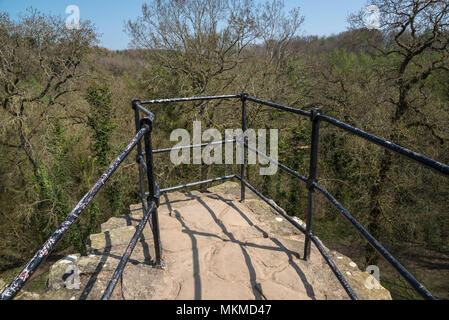 Ruinen von Ewloe schloss im Norden von Wales. 13. Jahrhundert einheimischen Walisischen schloss versteckt im Wald in der Nähe des Dorfes Ewloe. Teil der Wepre Country Park. Stockfoto