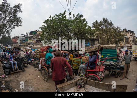 Delhi, Indien - 11. Dezember 2017: Menschenmenge und Verkehr auf der Straße am Chandni Chowk, Alt Delhi, berühmten Reiseziel in Indien. Chaotische Stadt leben, Arbeit Stockfoto