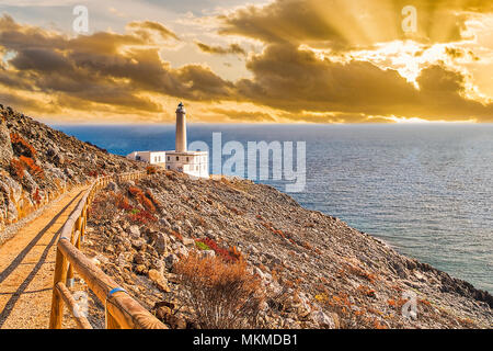 Sonnenaufgang auf dem Leuchtturm am Kap von Otranto in Apulien stehen auf harten Granit Felsen Stockfoto