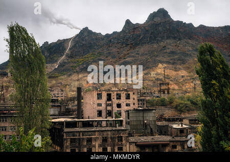 Alaverdi Kupfer-chemischen Schmelzer. Abgebrochene Kupfer und Molybdän Raffinerie mit Rauchen am Berg in Armenien Stockfoto