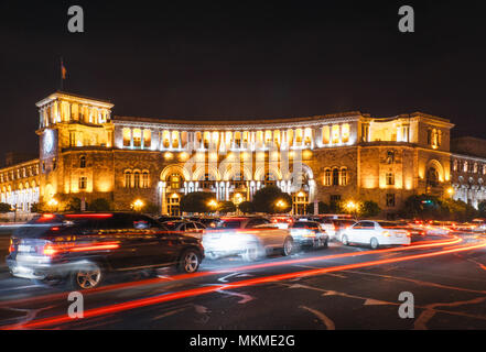 Die Regierung der Republik Armenien und Central Post Office am Platz der Republik in Eriwan bei Nacht, Armenien. Stockfoto