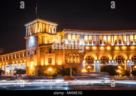 Die Regierung der Republik Armenien und Central Post Office am Platz der Republik in Eriwan bei Nacht, Armenien. Stockfoto