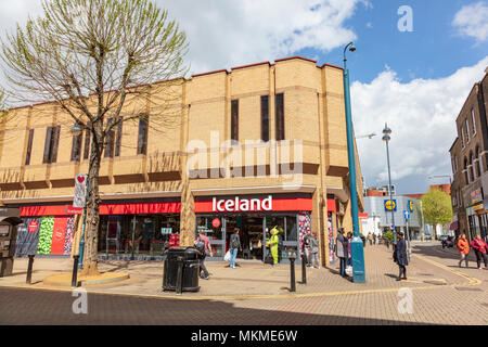 Island Supermarkt mit Lidl in den Hintergrund in der multi-kulturellen Einkaufszentrum von Woolwich, London UK Stockfoto