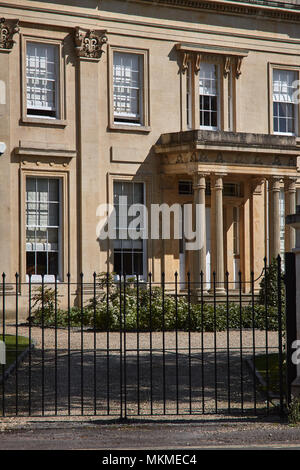 Gates, Veranda und Haupteingang zu einem Regency House im Leckhampton Bezirk der Stadt Cheltenham Spa, Gloucestershire Stockfoto