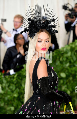 Bildunterschrift Korrektur: die Korrektur von Rihanna zu Rita Ora. Rita Ora Teilnahme an das Metropolitan Museum der Kunst Kostüm Institut Benefiz-gala 2018 in New York, USA. Stockfoto