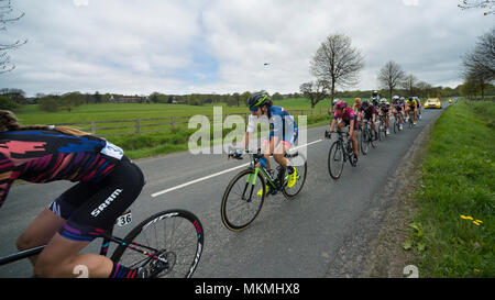 Gruppe der weiblichen Radfahrer in Tour de Yorkshire 2018 konkurrieren, Racing auf einem flachen, malerische Landschaft Lane in der Nähe von Skipton, North Yorkshire, England, UK. Stockfoto