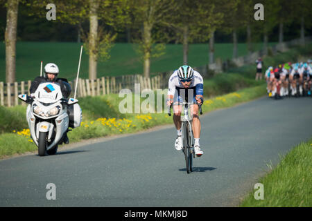 Starke und leistungsfähige, einzigen sonnigen Radfahrer, gebrochen von der großen Gruppe der männlichen Radfahrer im Peloton - Tour de Yorkshire 2018, in der Nähe von Skipton, England, UK. Stockfoto