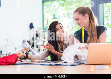 Young Fashion Designer Frauen messen Tuch Stockfoto