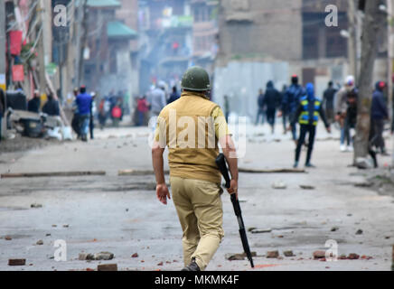 Srinagar, Indien. 07 Mai, 2018. Jugend Zusammentreffen mit der indischen Regierung Kräfte in Srinagar, Indien verwalteten Kaschmir am 07. Mai 2015. Hunderte von Jugend auf die Straße gingen und Auseinandersetzungen mit den Streitkräften der Regierung gegen die Tötungen von 5 Zivilisten und 5 Rebellen während einer Schießerei in Shopian Bezirk der Senke am 06. Mai 2018. Inzwischen Sperrstunde hatte, um die Proteste zu vereiteln. Credit: Muzamil Mattoo/Pacific Press/Alamy leben Nachrichten Stockfoto