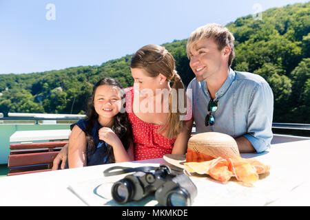 Familie glücklich sitzen auf dem Boot auf dem Fluss Kreuzfahrt im Sommer Stockfoto