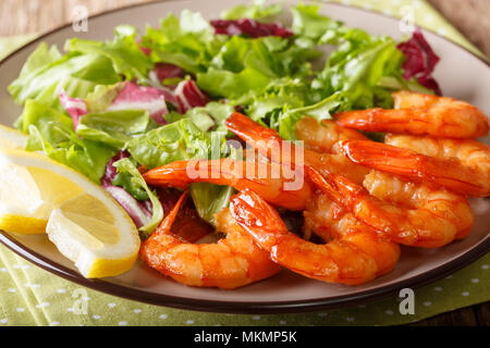 Honig Soja Riesengarnelen und frischen Salat close-up auf einem Teller auf dem Tisch. Horizontale Stockfoto