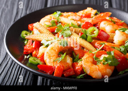 Würzige Garnelen mit Paprika, Chili, Knoblauch, Maiskolben und Kräuter close-up auf einem Teller. Horizontale Stockfoto