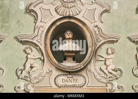 Vintage Skulptur Portrait von Dante Alighieri auf einer Fassade eines alten Gebäudes in Bellinzona, Schweiz Stockfoto