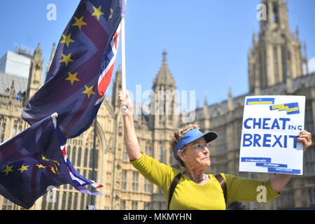 Ein Aktivist der Europäische Union und Union flags außerhalb des Houses of Parliament in Westminster, London. Stockfoto