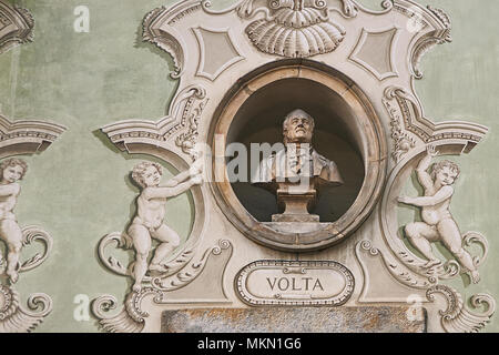 Vintage Skulptur Portrait von Alessandro Volta auf einer Fassade eines alten Gebäudes in Bellinzona, Schweiz Stockfoto