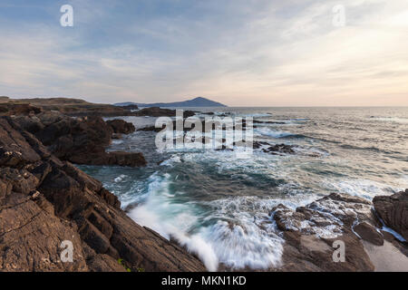 Wellen brechen an der Küste von Achill Island, County Mayo, mit Blick auf Clare Island. Stockfoto