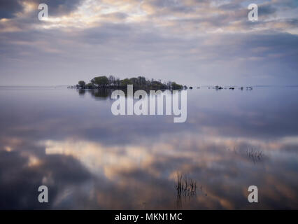 Reflexionen über Lough Mask, County Mayo Irland Stockfoto