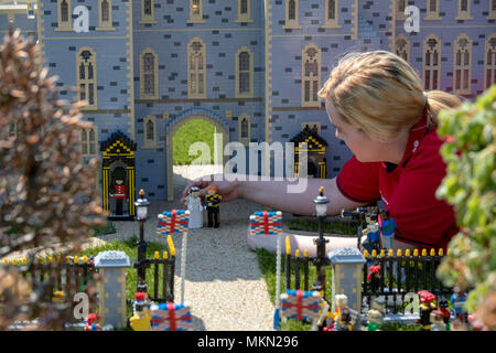 Modellbauer Lucy Gullon legt letzte Hand an eine Szene im Legoland Windsor Resort erstellt, die die bevorstehende Hochzeit von Prinz Harry und Meghan Markle, komplett mit einem 39,960 brick Version von Windsor Castle, die ein Team von acht Modellbauer 592 Stunden zu bauen. Stockfoto