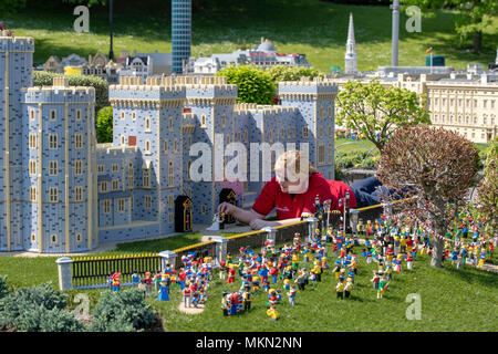 Modellbauer Lucy Gullon legt letzte Hand an eine Szene im Legoland Windsor Resort erstellt, die die bevorstehende Hochzeit von Prinz Harry und Meghan Markle, komplett mit einem 39,960 brick Version von Windsor Castle, die ein Team von acht Modellbauer 592 Stunden zu bauen. Stockfoto