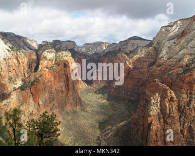 Blick vom Aussichtspunkt auf Angels Landing, Zion National Park, USA Stockfoto