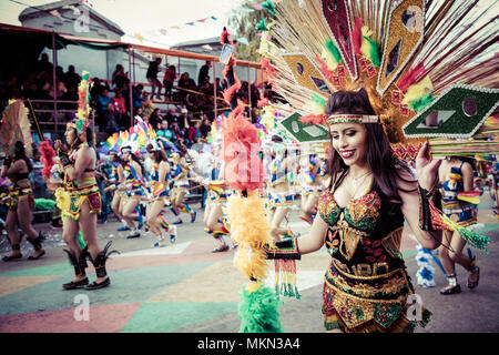 ORURO, BOLIVIEN - Februar 10, 2018: Tänzer in Oruro Karneval in Bolivien, als UNESCO-Weltkulturerbe Welt Heritag am 10. Februar 2018 in Oruro, Bolivi Stockfoto