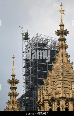 Arbeiter an der Spitze der Gerüst um das Elizabeth Tower errichtet, auch bekannt als Big Ben, während der laufenden Erhaltung arbeitet am Houses of Parliament, Westminster, London. Stockfoto