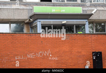 Graffiti an der Wand sagen mir jetzt Töten außerhalb Job Center in Edward Street Brighton GROSSBRITANNIEN Stockfoto