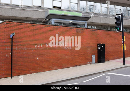 Graffiti an der Wand sagen mir jetzt Töten außerhalb Job Center in Edward Street Brighton GROSSBRITANNIEN Stockfoto