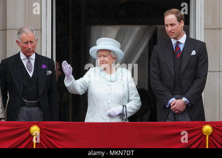 Königin Elizabeth II. Mit den zukünftigen Königen - Prinz Charles (jetzt König Karl III.) und Prinz William (jetzt Prinz von Wales) auf dem Balkon des Buckingham Palace anlässlich des 60. Jahrestages des Beitritts der Königin London. 5. Juni 2012 --- Bild © Paul Cunningham Stockfoto