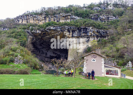 Fluss, der durch die Porte de l'Arize, Eingang von der prähistorischen Höhle Mas-Azil, Midi-Pyrénées, Pyrenäen, Frankreich Stockfoto