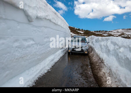 Subaru Forester 4x4 und Schneeverwehungen, verschneite Col de Pailheres, Ariège, Französischen Pyrenäen, Frankreich Stockfoto