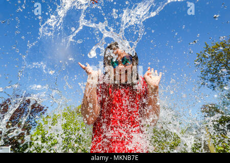 Waterfight splash im Garten in Großbritannien Sommer Stockfoto