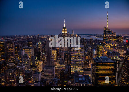 Über NYC von der Aussichtsplattform auf dem Rockefller Zentrum bei Sonnenuntergang Stockfoto
