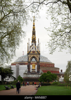 Blick auf Albert Memorial von Kensington Gardens und die Royal Albert Hall im Hintergrund unter Sanierung Stockfoto