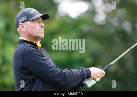 Thomas Bjorn (beendet den Tag bei 15 unter Par) fahren Sie auf der 14-T-Stück in der Runde 3 der europäischen Tour 2014 der BMW PGA Championship in Wentworth Golf Club, Virginia Water, Surrey, England. 24. Mai 2014 --- Bild von: © Paul Cunningham Stockfoto