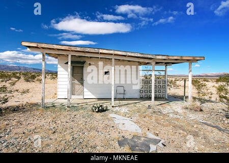 Verlassene Homestead, Mojave-wüste, die kalifornische Wüste, unter einem blauen Himmel. Stockfoto