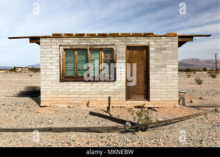 Verlassene Homestead, Mojave-wüste, die kalifornische Wüste, unter einem dramatischen Himmel. Stockfoto