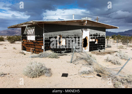 Verlassene Homestead, Mojave-wüste, die kalifornische Wüste, unter einem dramatischen Himmel. Stockfoto