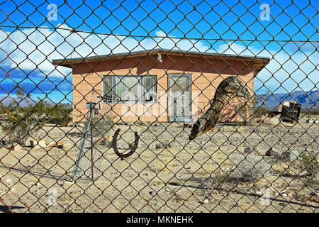 Verlassene Homestead, Mojave-wüste, die kalifornische Wüste, unter einem dramatischen Himmel. Stockfoto