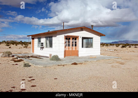 Verlassene Homestead, Mojave-wüste, die kalifornische Wüste, unter einem dramatischen Himmel. Stockfoto