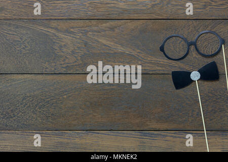 Table Top anzeigen Happy Vatertag urlaub Hintergrund Konzept. Flach Zubehör Objekte Zeichen für die Saison der Mann Photo Booth Requisiten Moderne rustikale Braun Stockfoto