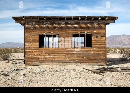 Verlassene Homestead, Mojave-wüste, die kalifornische Wüste, unter einem dramatischen Himmel. Stockfoto