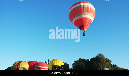 Rot gestreiften Ballon in den blauen Himmel mit Wald in den nach unten Stockfoto