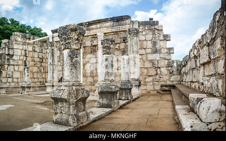 Die Ruinen der Weißen Synagoge in Kapernaum an der Küste des Meeres von Galilea, wo Jesus lebte und lehrte. Stockfoto