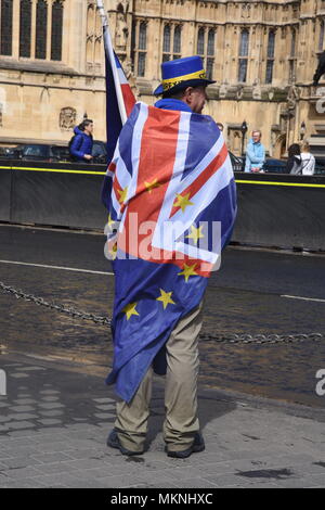 Steve Bray, Rest gewickelt in einen Union Jack und EU-Flagge Proteste außerhalb der Häuser des Parlaments gegen das Vereinigte Königreich verlassen der Europäischen Union, Londo Stockfoto