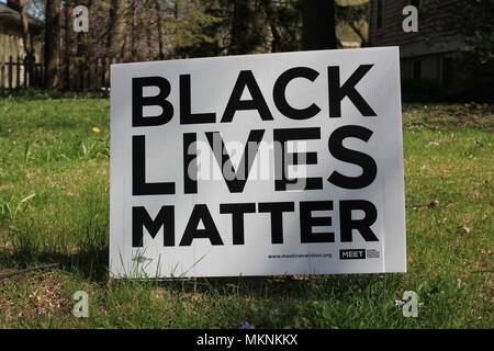 Black Lives Matter BLM Rasenschild als Straßenbild in Evanston, Illinois. Stockfoto