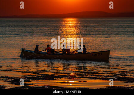 Pilot Gig Finzel kommt bei Sonnenuntergang in die Clevedon Slipway Stockfoto