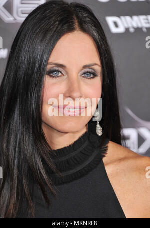 Courteney Cox auf der Scream 4 Premiere auf der Chinese Theatre in Los Angeles. a Courteney Cox 62 Red Carpet Event, Vertikal, USA, Filmindustrie, Prominente, Fotografie, Bestof, Kunst, Kultur und Unterhaltung, Topix Prominente Fashion/Vertikal, Besten, Event in Hollywood Leben - Kalifornien, Roter Teppich und backstage, USA, Film, Stars, Film Stars, TV Stars, Musik, Promis, Fotografie, Bestof, Kunst, Kultur und Unterhaltung, Topix, headshot, vertikal, eine Person aus dem Jahr 2011, Anfrage tsuni@Gamma-USA.com Stockfoto