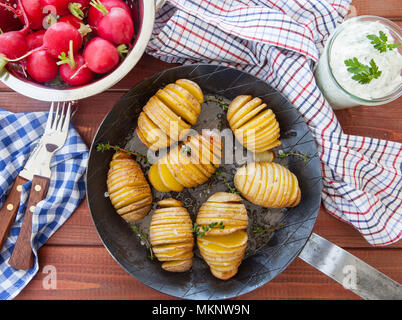 Rustikale hasselback Kartoffeln mit frischem Thymian und Meersalz Stockfoto
