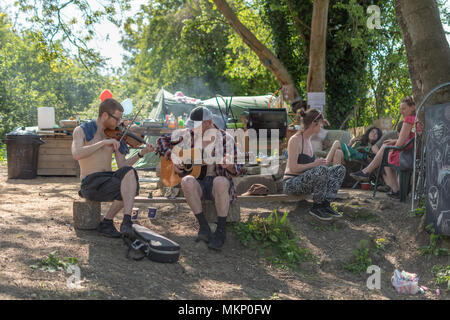 Badewanne, Großbritannien - 7 Mai 2018 Folk Musiker im Mai Tag Festival. Feier des traditionellen Frühling Urlaub in Somerset, England Stockfoto